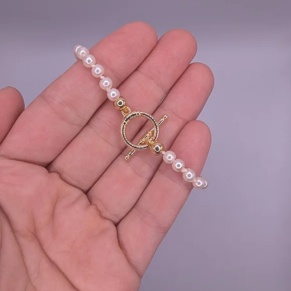 Elegant Pearl Bracelet with Gold Clasp - Picture 4 of 5